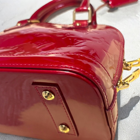 Red Vernis Louis Vuitton Alma BB - Picture 9 of 16